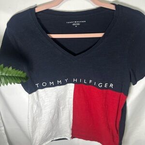 Y2K 2000s Tommy Hilfiger Women's V-Neck Tee - Navy, White, Red